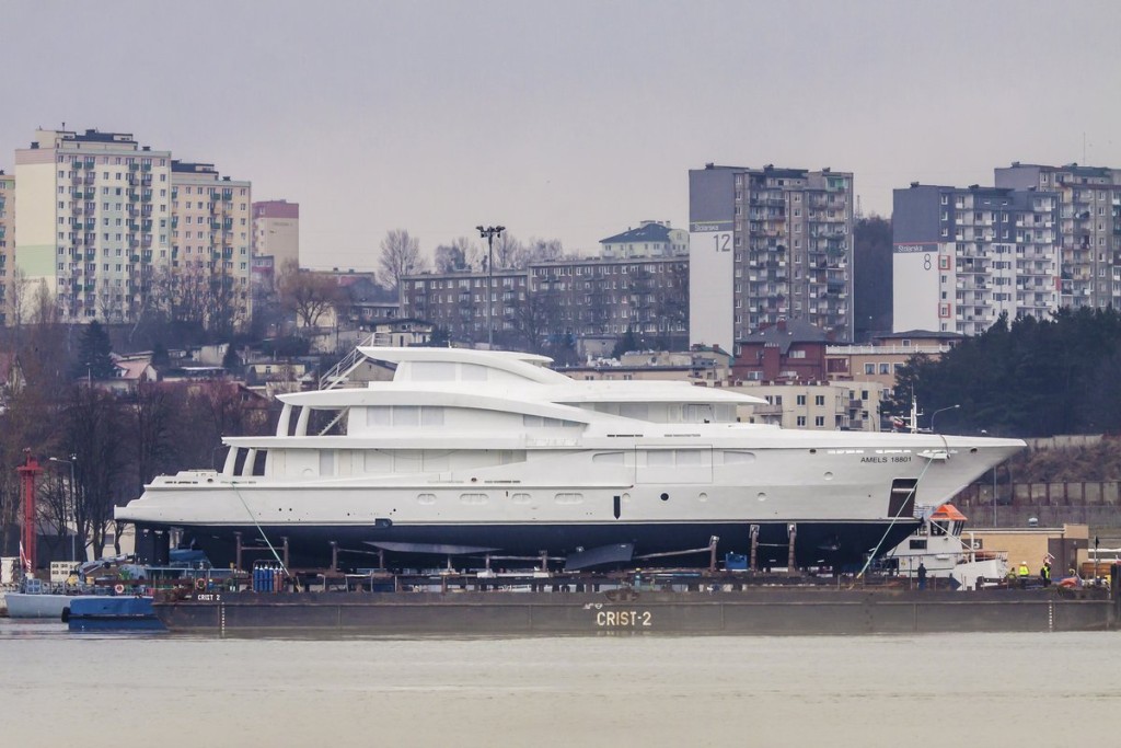 AMELS 18801 on pontoon-barge on tow tu syncrolift for launching