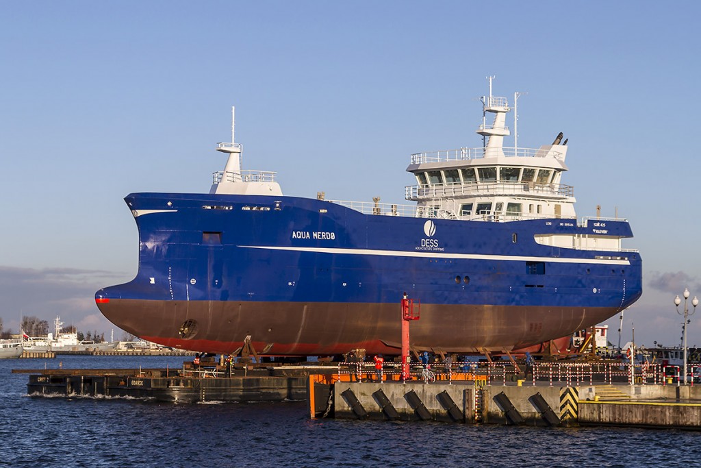 Aqua Merdø on its way to a floating dock for launching