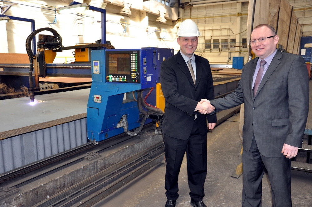 Daniel Riis (on the left) - project manager, BC Ferries and Andrzej Wojtkiewicz, CEO Remontowa Shipbuilding with the steel plates cutting machine in the background. Photo: Grzegorz Landowski