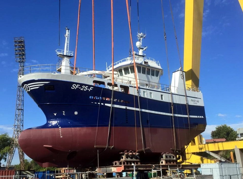 Fanøyvåg ready for launching with use of large gantry crane of former Szczecin Shipyard. Photo: Stadyard