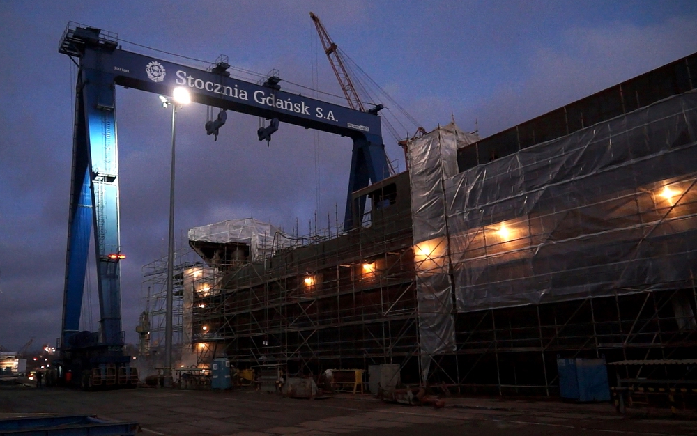 The new rubber wheeled gantry crane reached its final destination in the evening. Photo: G. Landowski