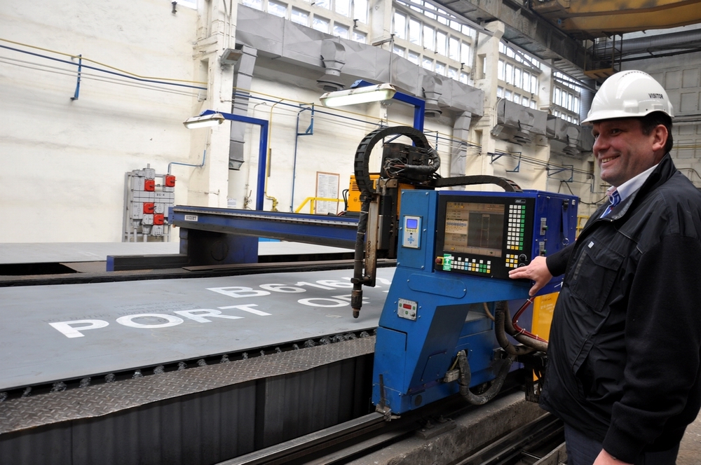 A representative of the Port of Tallinn starts the plasma cutting machine for steel plates Photo: Ireneusz Gradkowski