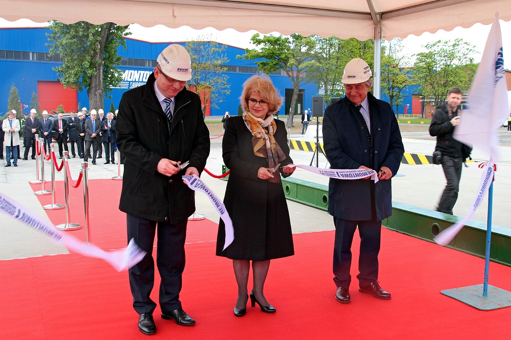 Grażyna Henclewska, undersecretary of state in Ministry of Economy, Andrzej Wojtkiewicz, CEO of Remontowa Shipbuilding SA and Piotr Soyka, chairman of Remontowa Holding SA performed the symbolic opening of the new investment. Photo: Piotr B. Stareńczak