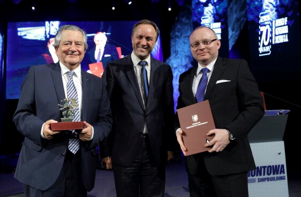 Chairman of Remontowa Holding Piotr Soyka (left) and Andrzej Wojtkiewicz, CEO of Remontowa Shipbuildikng with the Pomeranian Griffin, presented by marshal Mieczyslaw Struk. Photo: Grzegorz Mehring