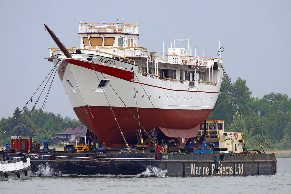 Transport of the hull prior to launching on the floating dock. Photo: Piotr B. Stareńczak