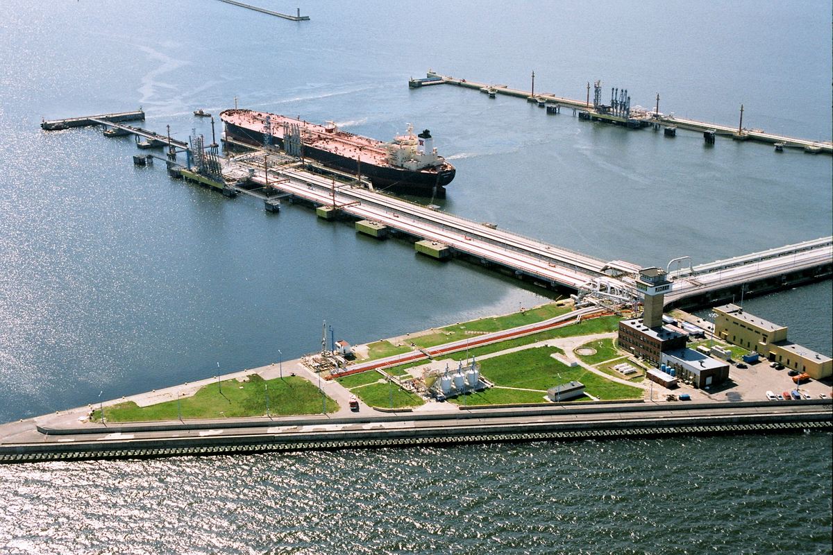 In 2015 The Naftoport Oil Terminal provided services for 366 tankers, including 106 vessels of capacity over 80 000 tons. Photo: Naftoport Gdansk