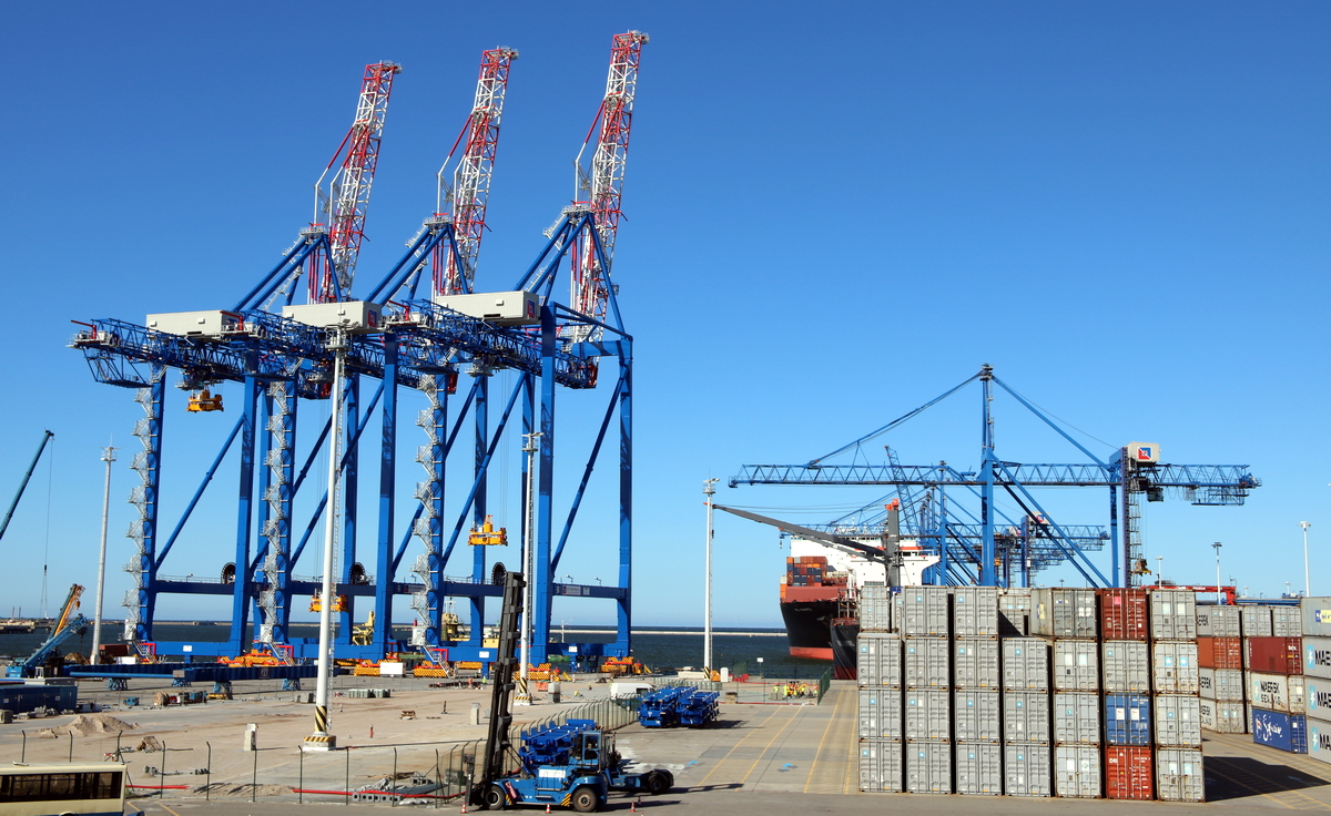 The three recently delivered STS cranes, already on rails. Photo: DCT