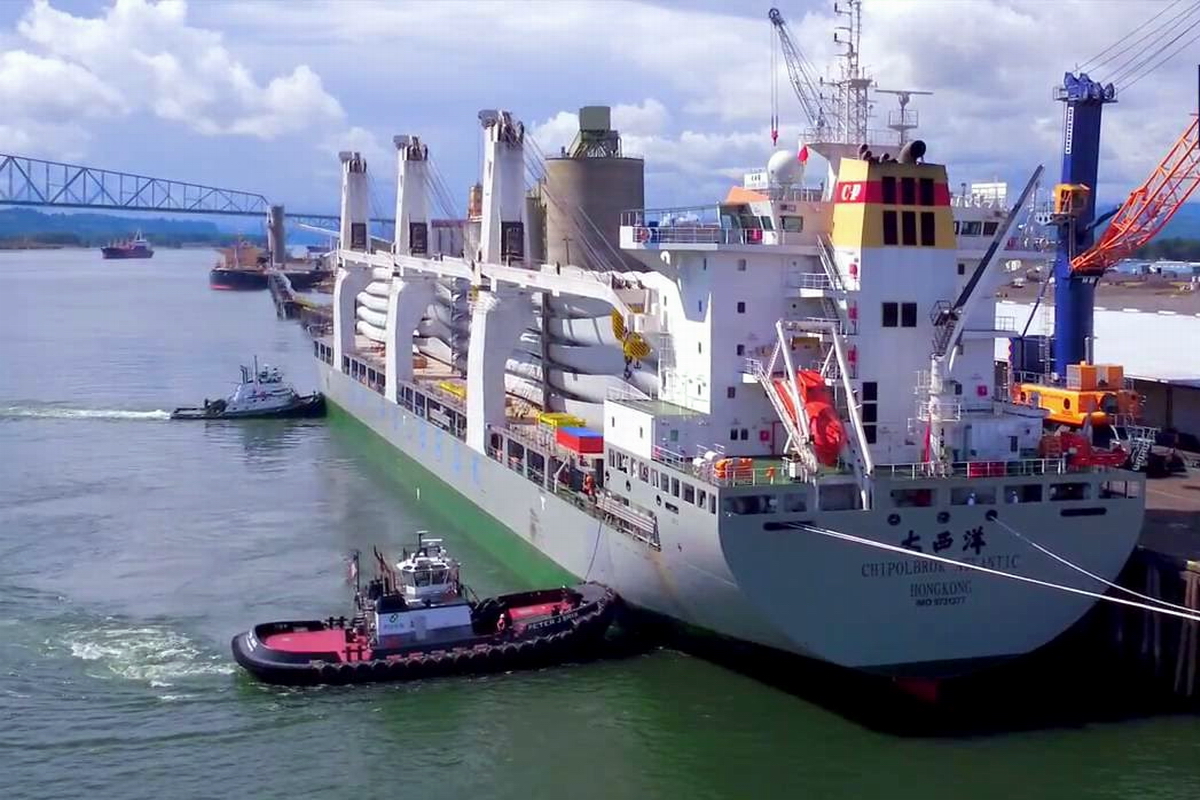 Loading of windmill blades aboard the Chipolbrok Atlantic in the port of Tianjin. Photo: HBB