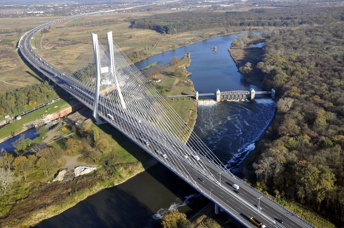The Rędziński Bridge, a cable-stayed bridge spanning the Oder river in Wrocław, Poland. Photo: Wikipedia