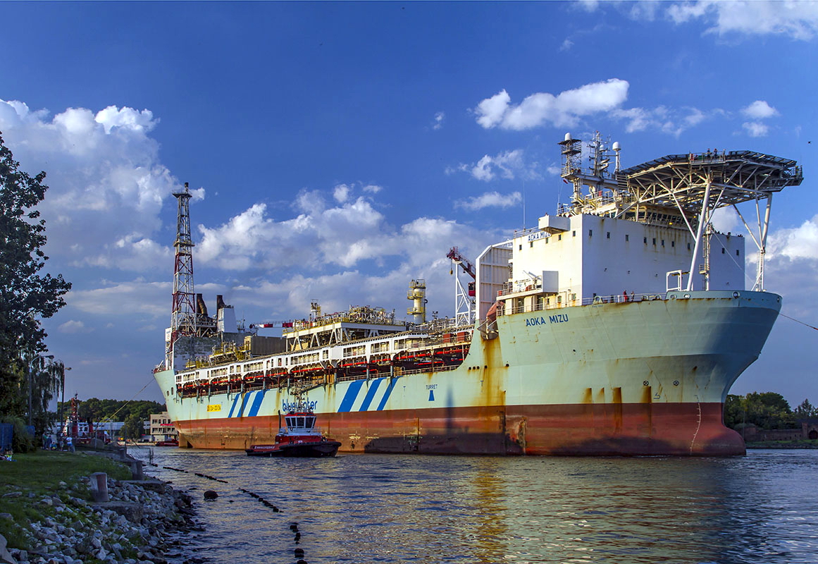 Aoka Mizu entering the canal leading to Remontowa. Photo: Piotr B. Stareńczak