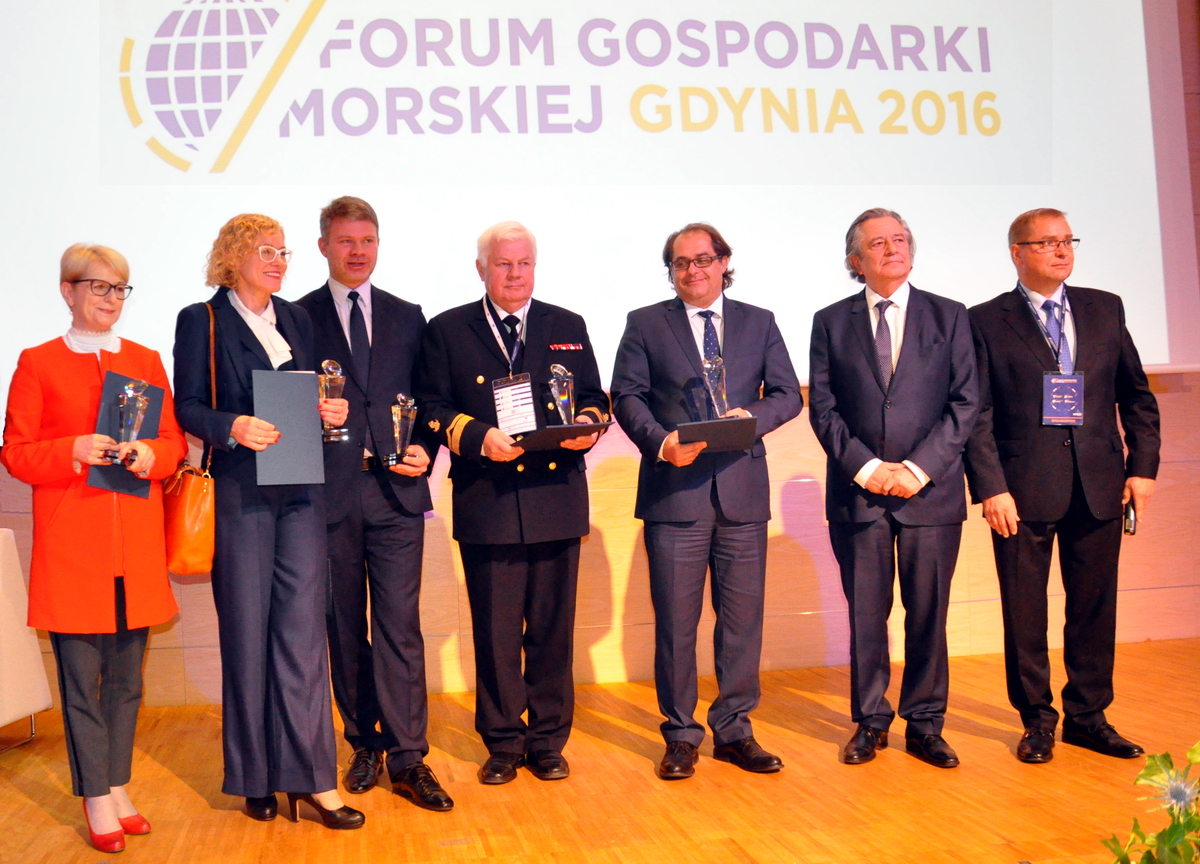 The winners of the "Innovative Maritime Economy 2016" Awards with the founder-sponsor Piotr Soyka (second from the right). Photo: Jerzy Uklejewski