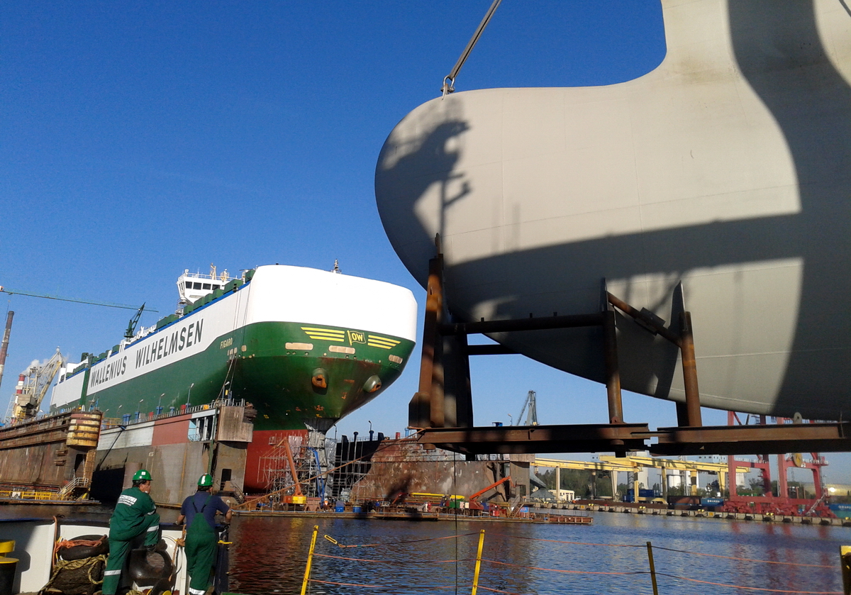 Propellers repairs and bow bulbs replacement on large vehicle carriers