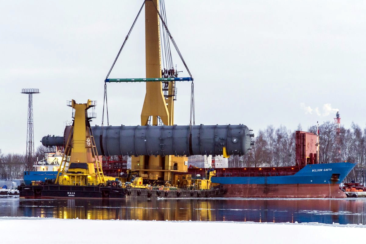 The 290 tonne column that had arrived in Gdańsk onboard the Wilson Gaeta carrier, was firstly lifted up by the Maja floating crane and then lowered onto the quay. Photo: Piotr Stareńczak/PolandatSEA.com