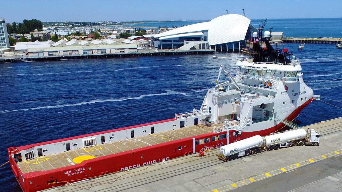 Polish built PSV Siem Thiima bunkered with LNG in Australia