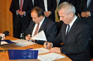 Signing of the newbuilding contract for new PŻB ro-pax - from left: Marek Różalski (MSR Gryfia president) and Piotr Redmerski (PŻB CEO). Photo: PŻB