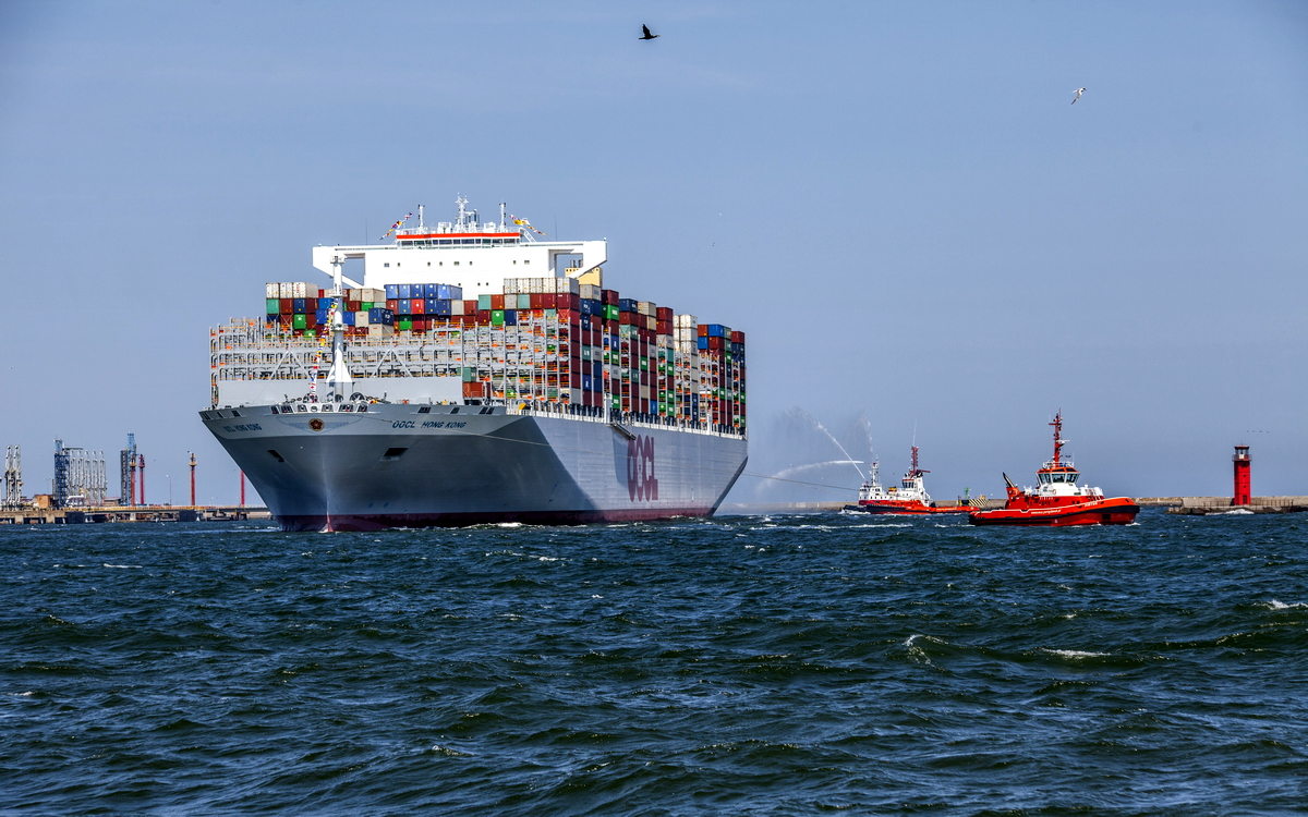 OOCL Hong Kong assisted by tugs, approaching DCT Gdansk. Photo: D. Dulian/Port of Gdansk