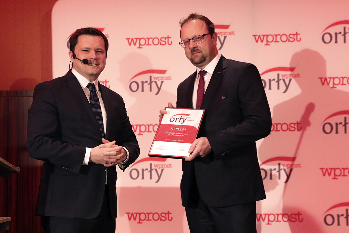 On behalf of Remontowa Shiprepair Yard, the Wprost Eagle award was accepted by Michał Habina, CEO of Remontowa SA. On the left side: Jacek Pochlopien, Editor-in-Chief of the “Wprost” weekly.