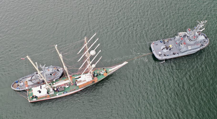 H-3 tug Leszko and ORP Iskra