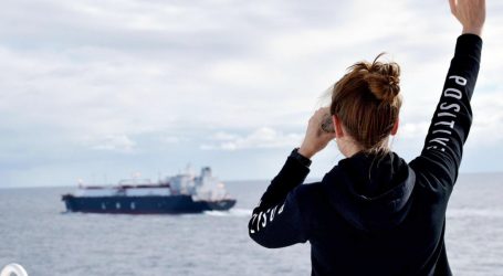 Romantic ‘meeting’ in the Indian Ocean