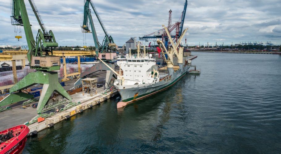 CEVA-Logistics-transhipment-of-an-oil-platform-in-the-Port-of-Gdansk