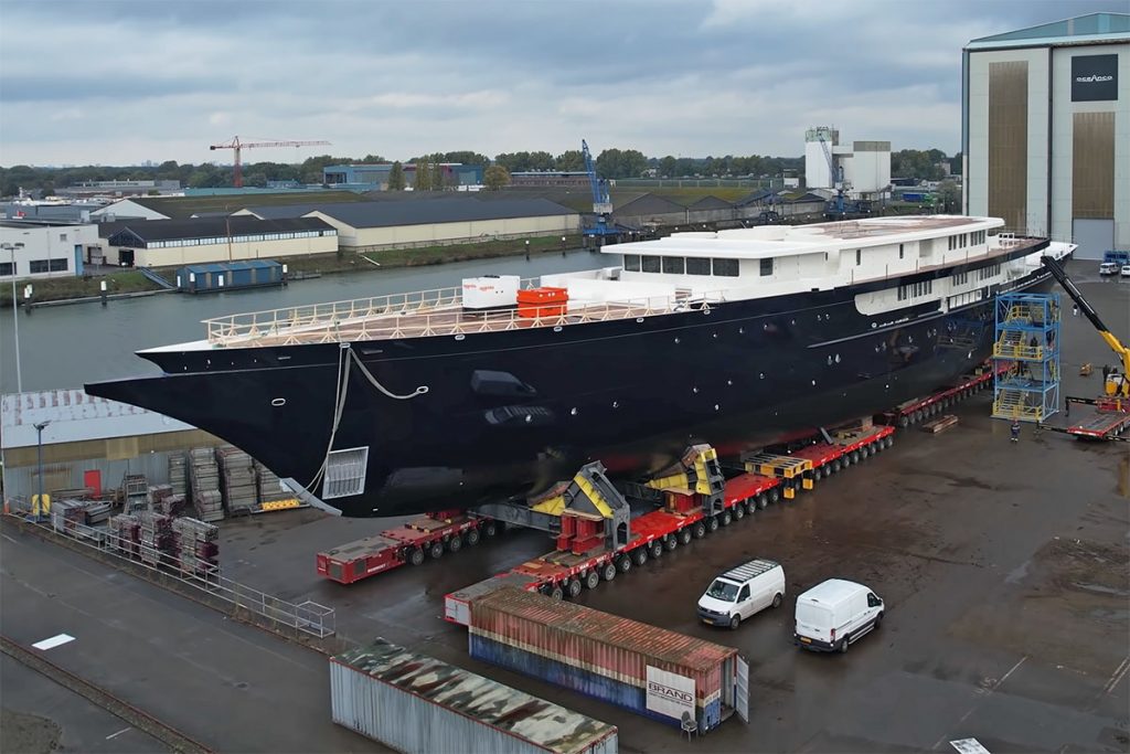 yacht jeff bezos bridge