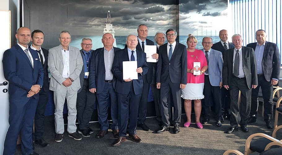 signing a contract for the construction of four 37 000 t bulk carriers for Polska Żegluga Morska