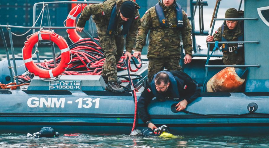 Minesweeper divers