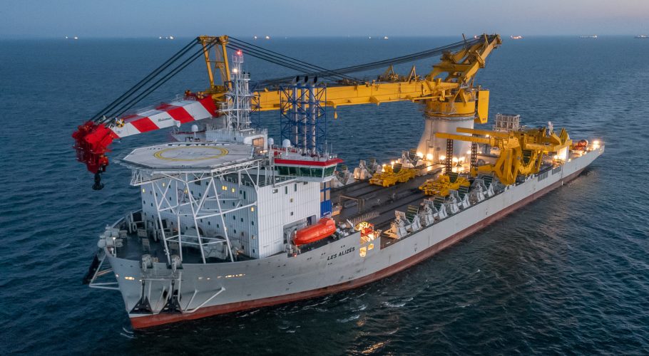 Crane ship Les Alizés