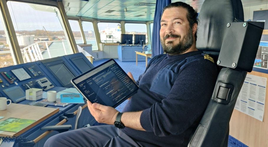 Michael Ljunge, digital engineering manager w Stena Line na mostku Mecklenburg Vorpommern, jednego z kilku promów tego armatora, na którym wykorzystuje się Voyage Optimization System. Fot.: Linkedin/Michael Ljunge